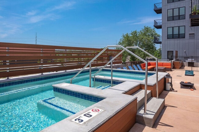 Building Photo - 1400 E Walnut St