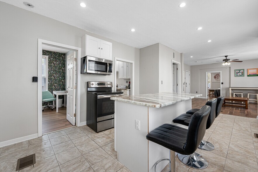 Building Photo - 586 Pleasant St