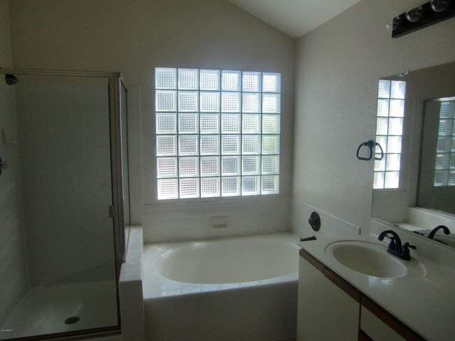 Building Photo - 3305 E Wildwood Dr