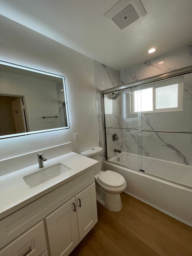 Building Photo - 1059-1059 S Genesee Ave