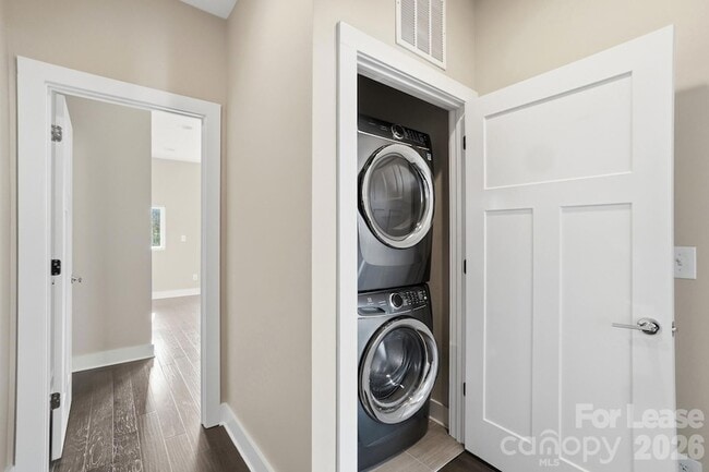 Building Photo - 523 Sedgefield Park Dr