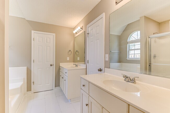 Building Photo - 208 Stonington Dr