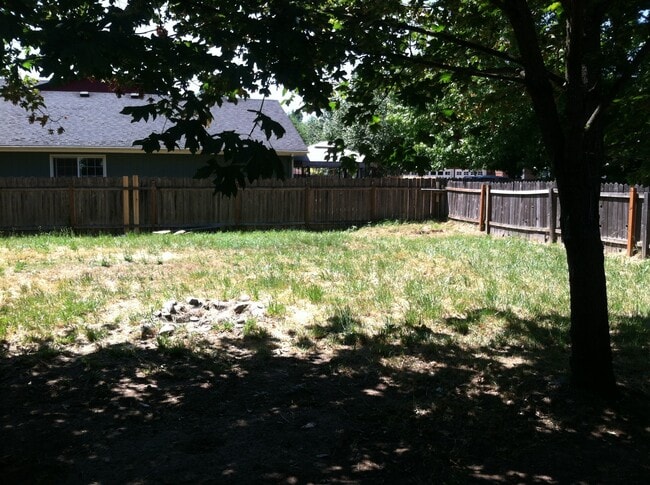 Building Photo - 3 bedroom home with large bonus room and f...