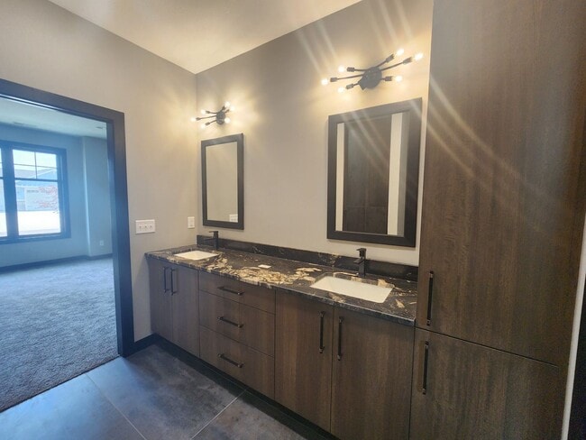 Building Photo - Brand New Townhomes!