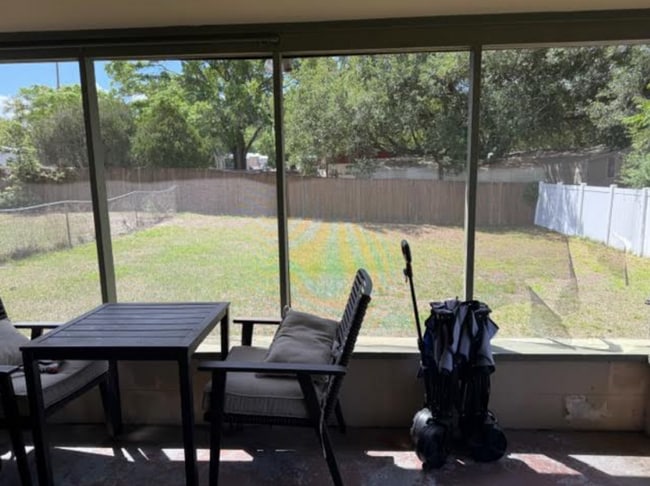 Building Photo - 2 bedroom 1 bath in a quiet neighborhood