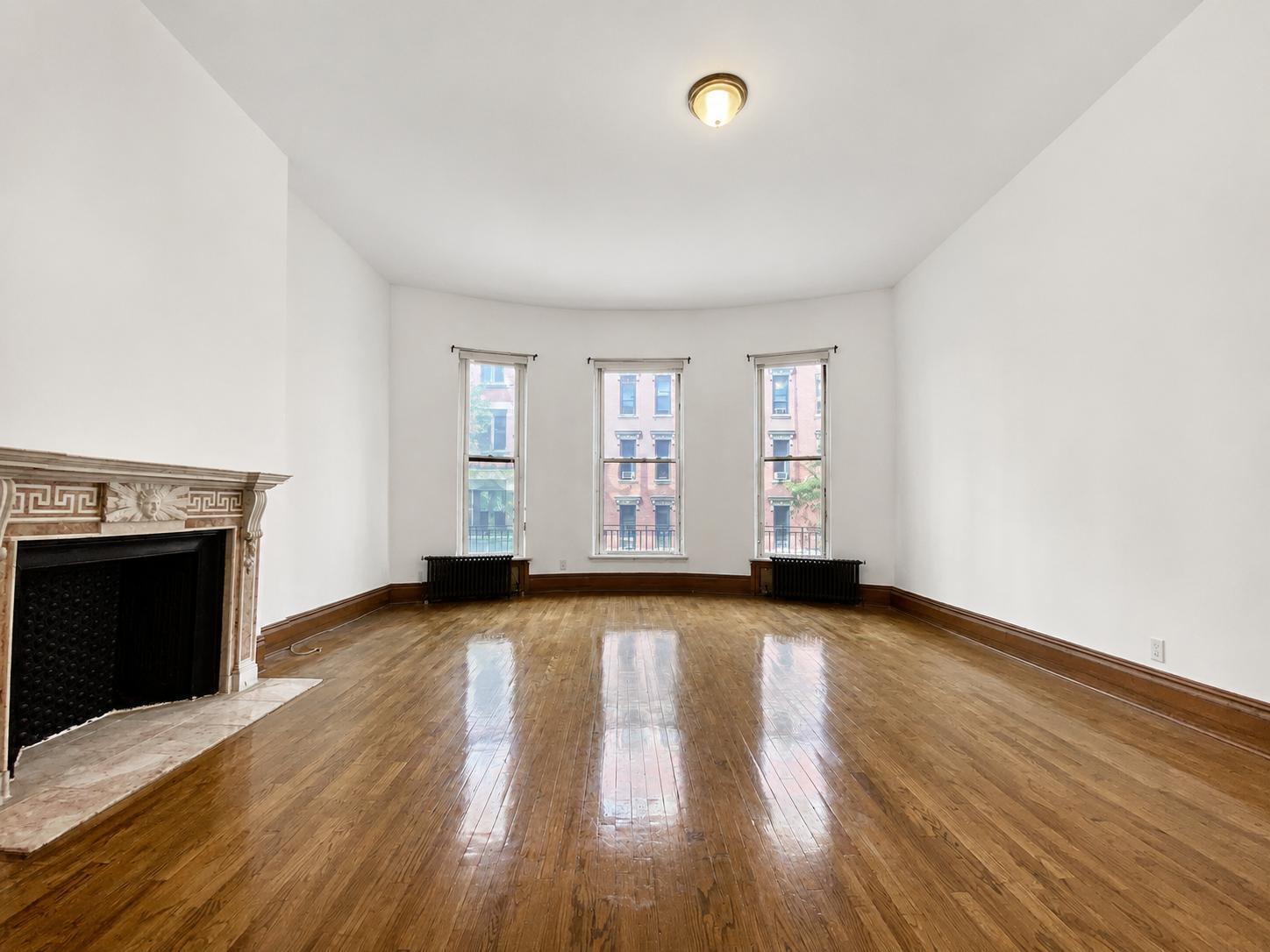 Building Photo - 302 W 107th St