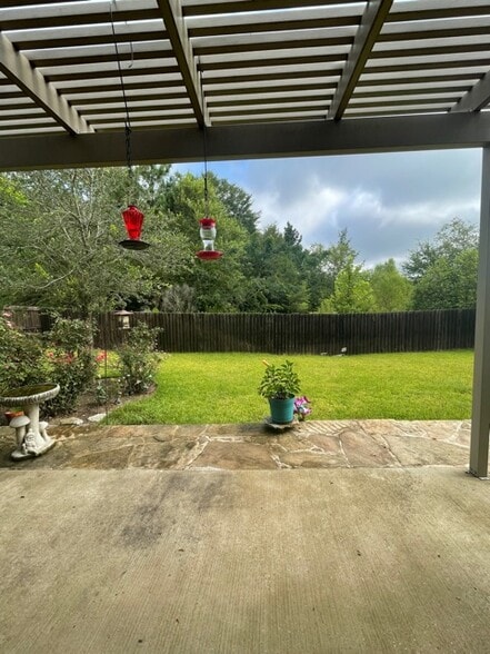 This listing is for a roommate situation - 1 bedroom for rent, not entire house - 1643 Elk River Rd