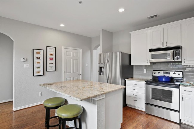Building Photo - 604 Mozart Way