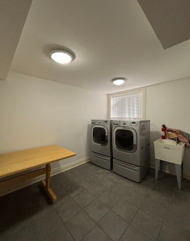 Building Photo - 310 N Prairie Ave