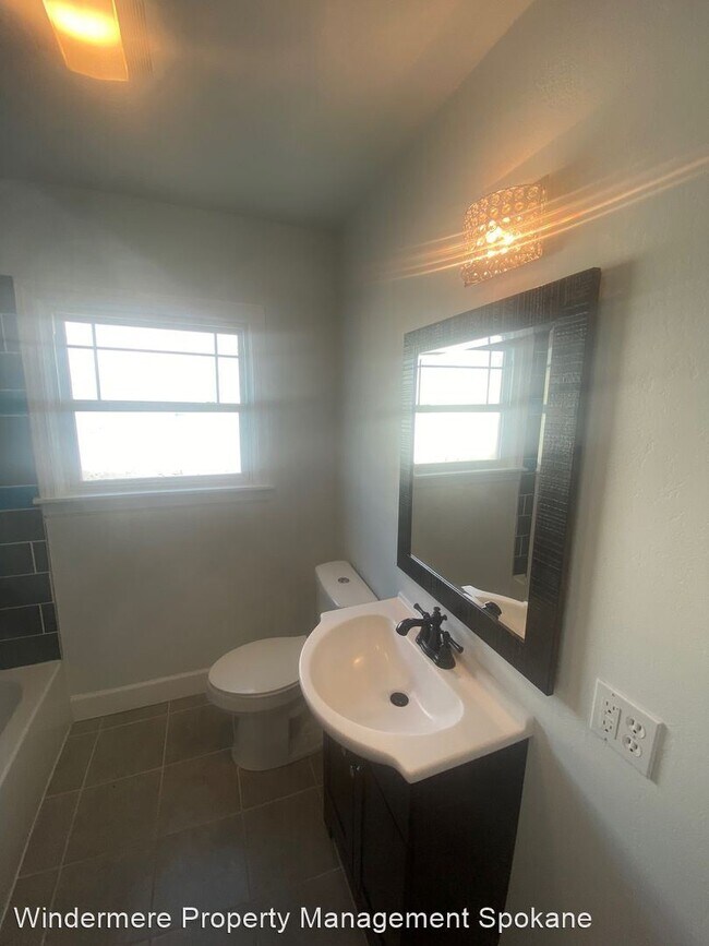 Building Photo - 5 br, 2.5 bath House - 1528 W Augusta ave