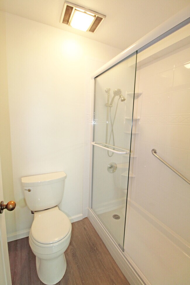 Building Photo - Spacious Adam's Point Condo Available NOW!