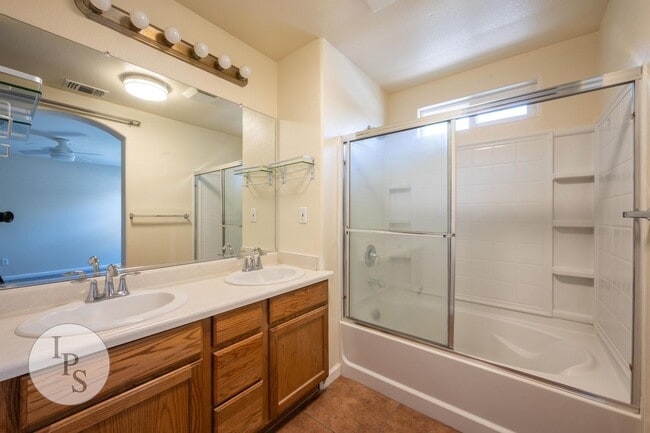 Building Photo - Fresno South East Home, 3BR/2BA, Built 200...