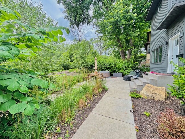 Building Photo - Rare Minnehaha Parkway rental under 5k! Be...