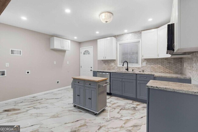 Building Photo - 2953 Meadowview Dr SE