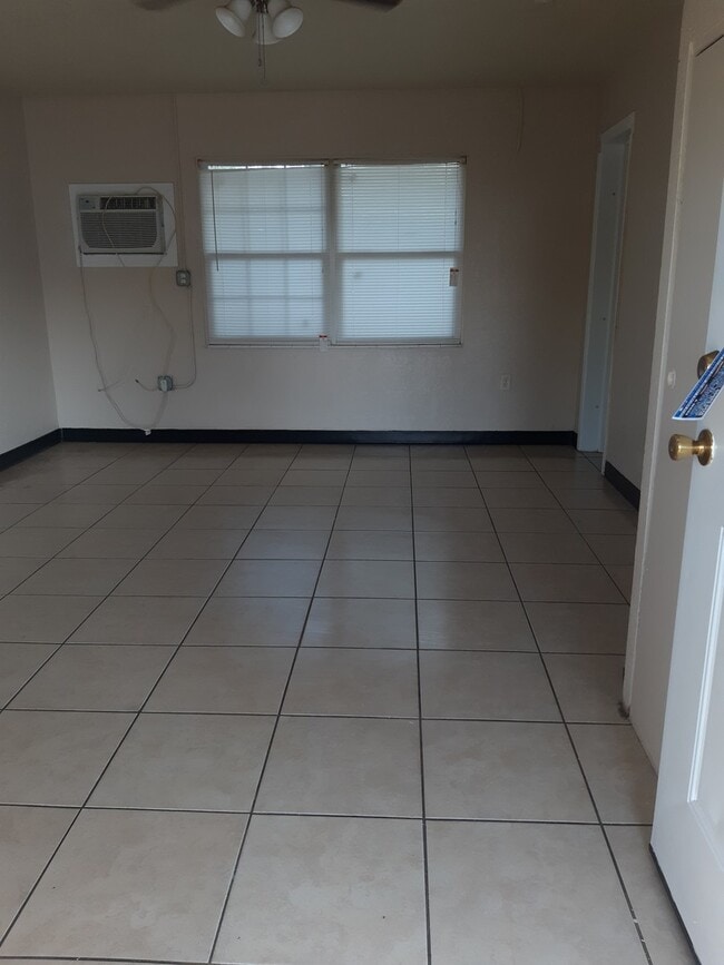 Building Photo - Studio Apartment for rent!