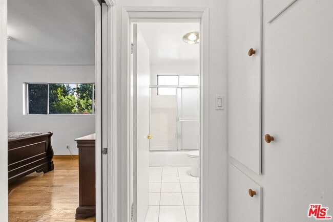 Building Photo - 15529 Moorpark St