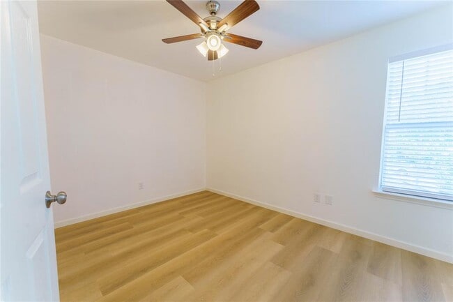 Building Photo - 1109 Hilltop Dr