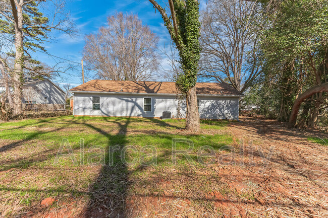 Building Photo - 1217 Skyview Rd