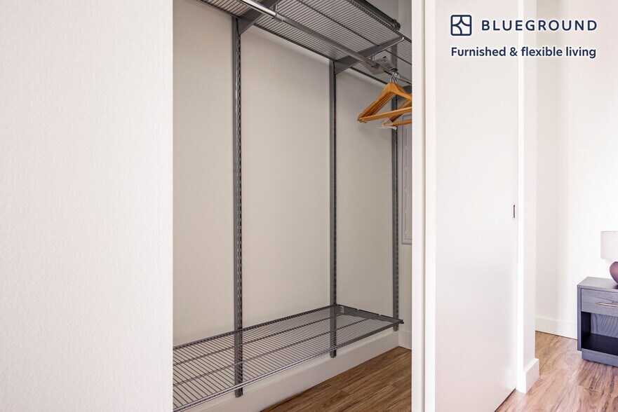 Building Photo - 165 N Desplaines St