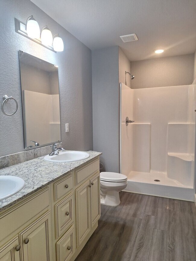 Building Photo - 3 bedroom Duplex with Move in special