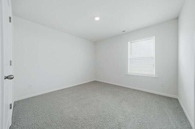 Building Photo - Spacious 5-Bedroom Home for Rent in The Falls – Modern, Comfortable, and Move-In Ready