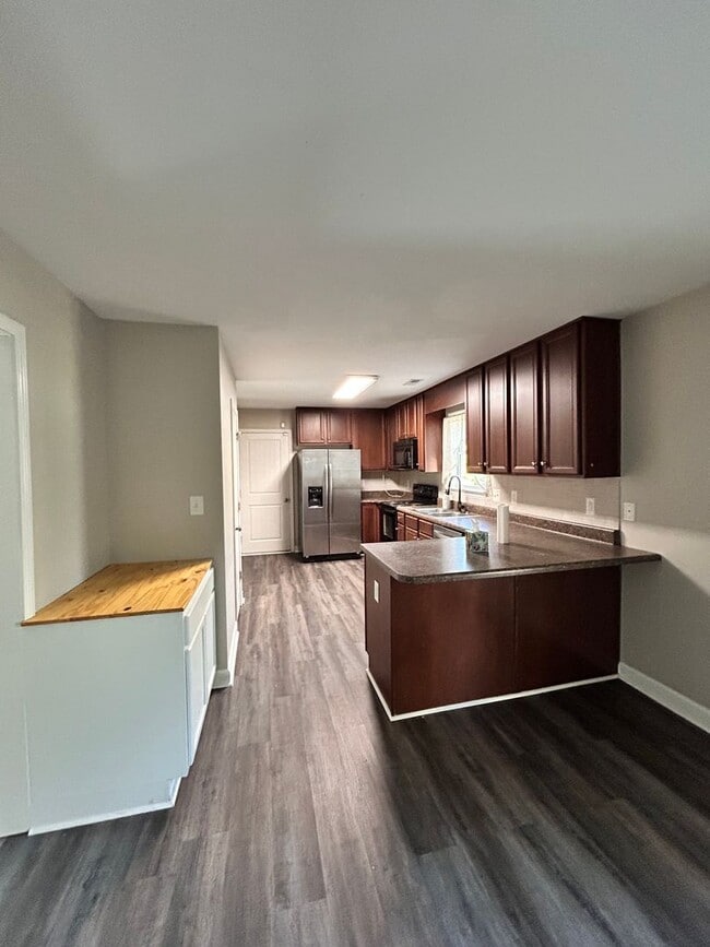 Building Photo - Large family rental available in Maple Hill