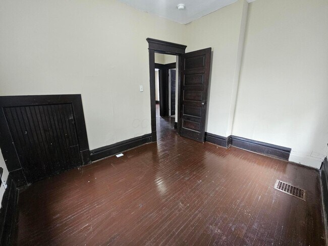 Building Photo - 831 Linwood Ave