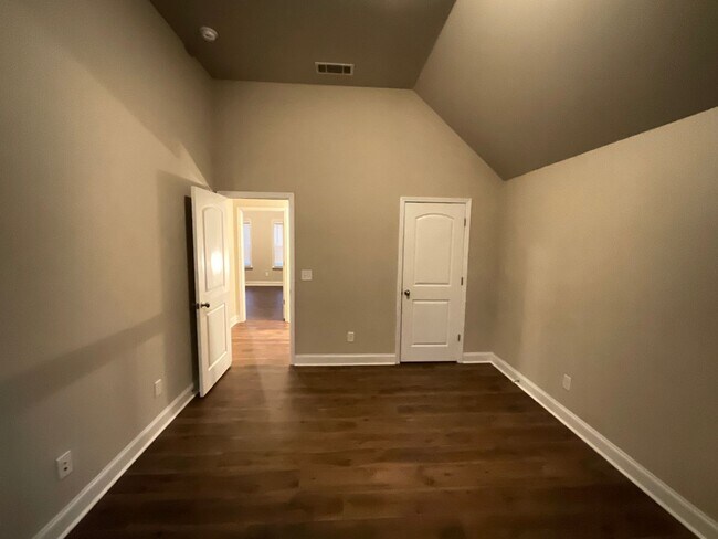 Building Photo - 688 Tree Top Trl