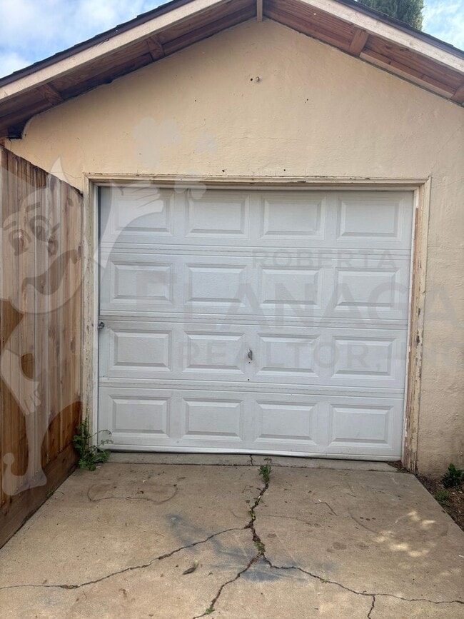 Building Photo - 3 Bedroom/ 2 Bathroom Home