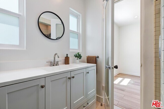 Building Photo - 119 N Almont Dr