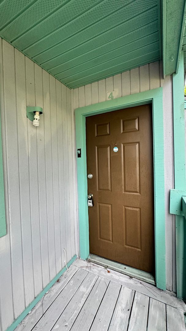 Building Photo - 2 Bedroom - 1 Bath Condo Available for Imm...