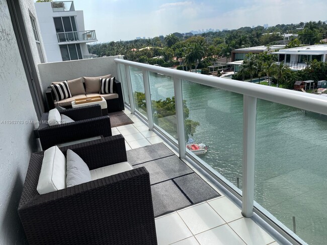 Building Photo - 10000 W Bay Harbor Dr