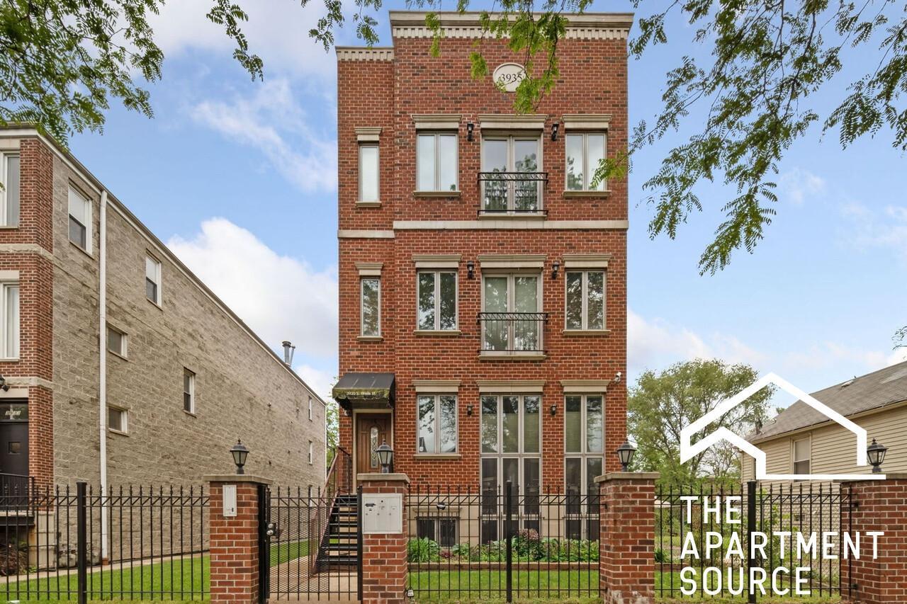 Building Photo - 3935 S Wells St