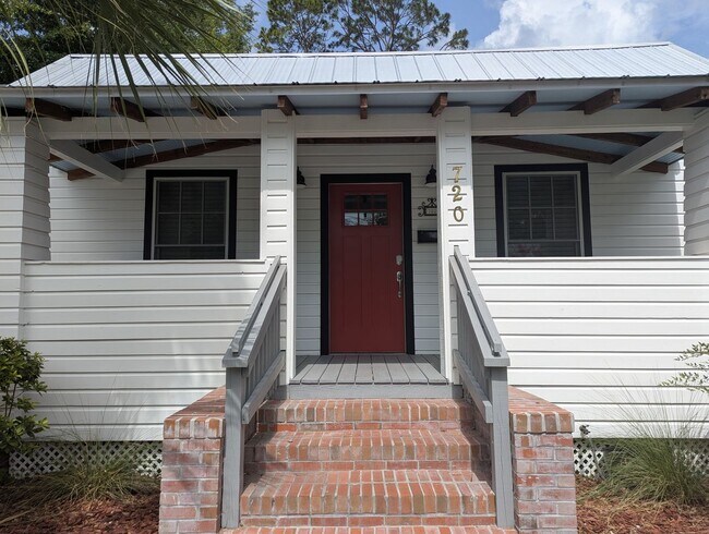 Building Photo - Stunning Fully Renovated 3-Bedroom, 2-Bathroom Cottage-Style Home