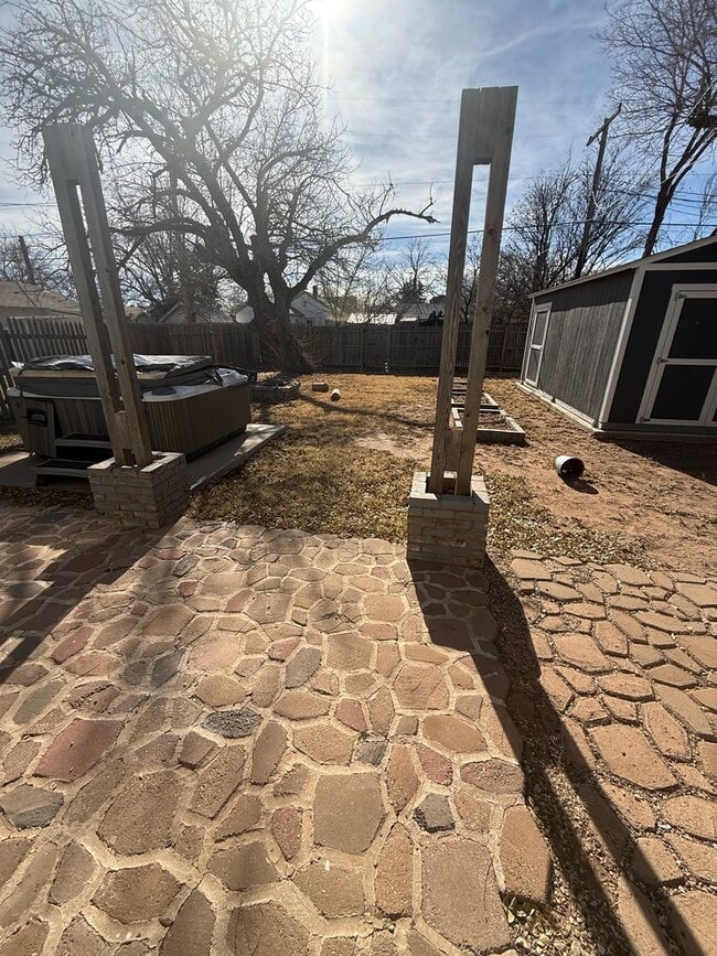 Building Photo - Available NOW!! 2/1 in South Overton