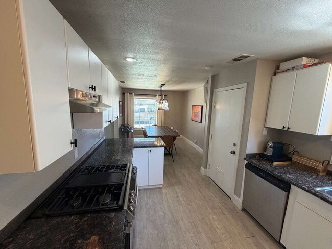 Building Photo - "Charming 3-Bedroom Oasis with Granite Elegance & Hardwood Warmth in Concord!"