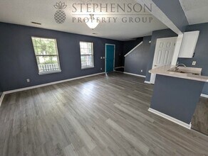 Building Photo - 3 bed 2 bath LVP Floors