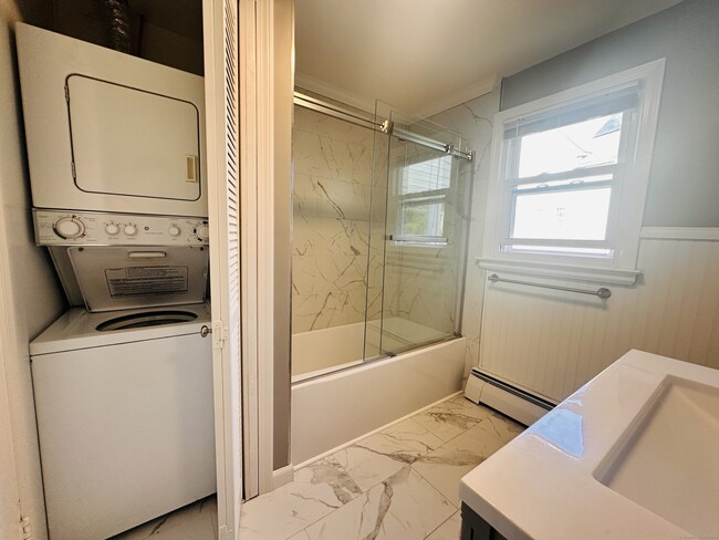 Building Photo - 266 Linwood St