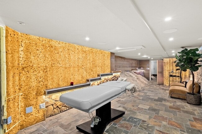 Building Photo - 67 Border St