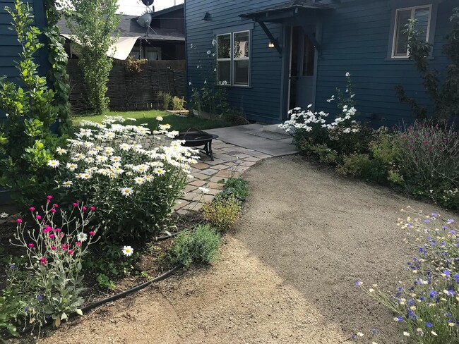 Building Photo - 312 NE 4th St