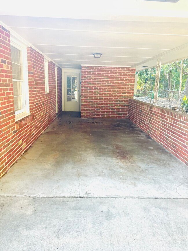 Building Photo - ** 3 bed 2 bath located in Morningview ** ...