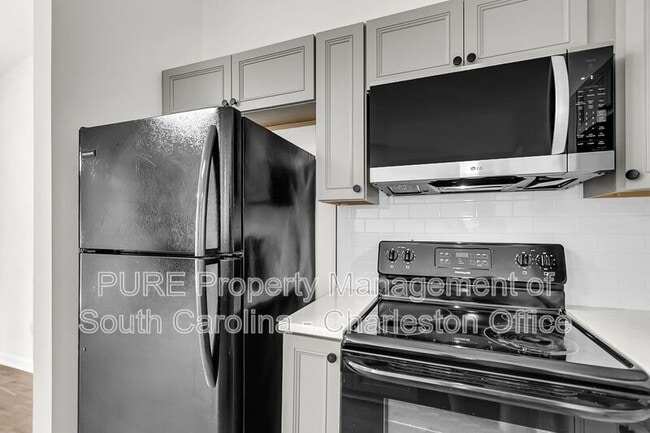 Building Photo - 9870 Levenshall Dr