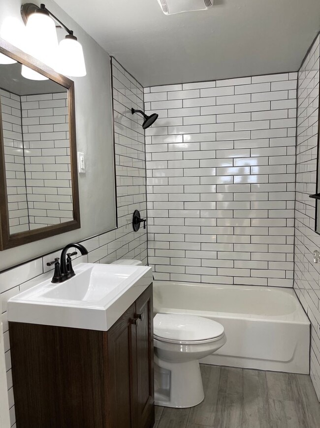 Building Photo - 2-3 Bed Home Available on Quiet Street Newly Renovated!!!