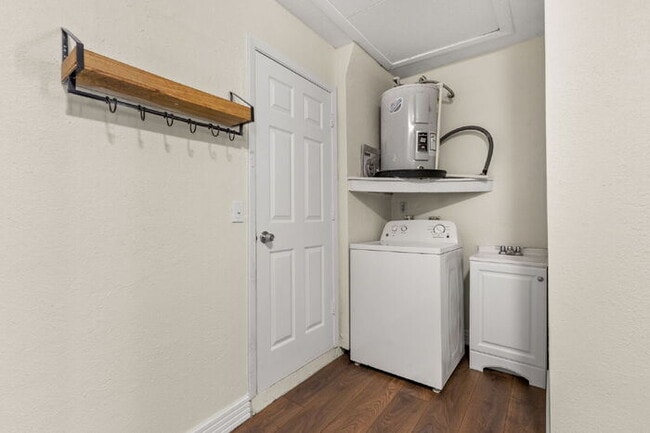 Building Photo - "Charming 3-Bed, 2-Bath Gem in St. Petersburg – 1200 Sq Ft of Cozy Living!"