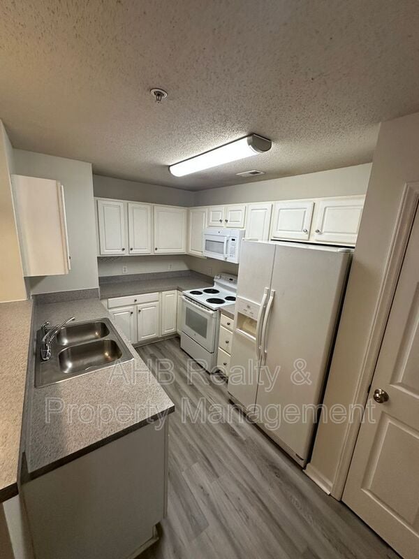 Building Photo - 3475 Forestdale Dr