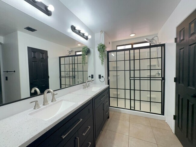 Building Photo - Available Now-3 bdrm/2 bath large open con...
