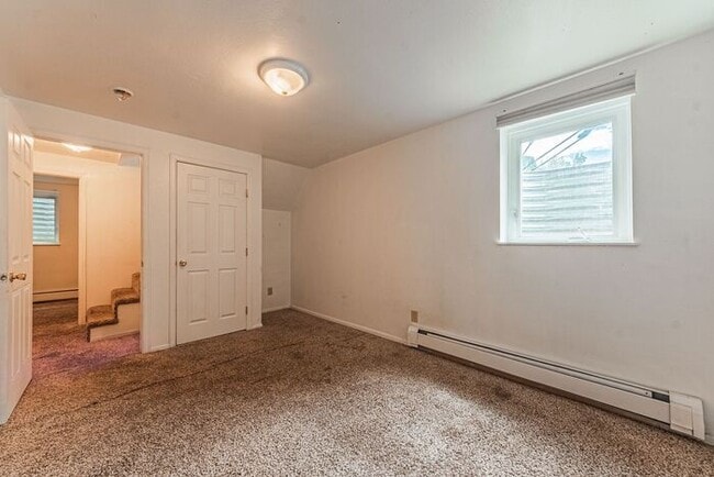 Building Photo - Victorian Home Downtown! 6 - Month Leases ...