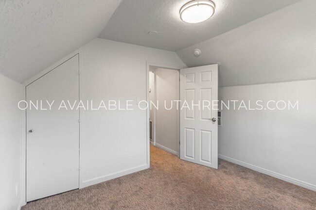 Building Photo - 976 Briar Ave