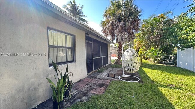 Building Photo - 566 SW 20th Ct