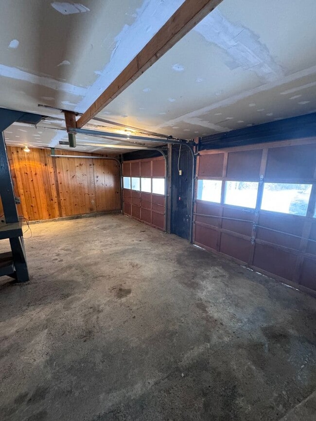 Building Photo - Beautiful 2 Bedroom, 1 Bath, 3 Car Garage ...